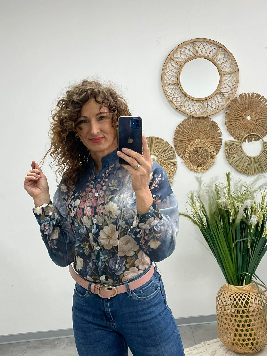 SANA - Virágos áttetsző blúz. Sötétkék