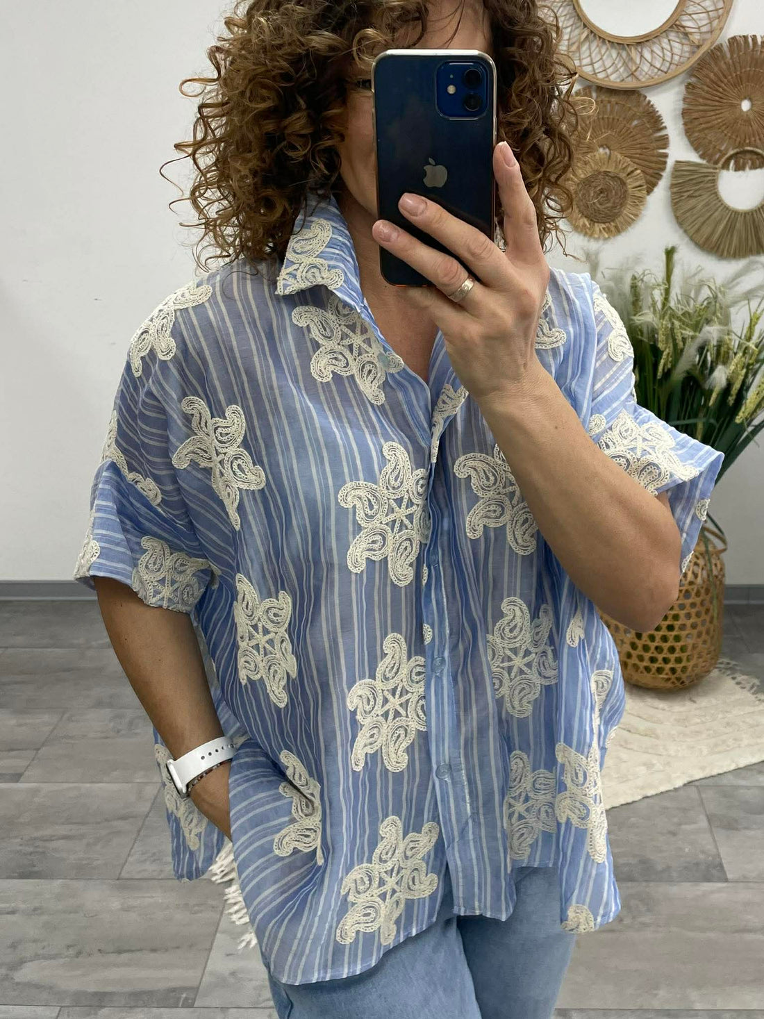 AMIRA - Hímzett csíkos blúz. Világoskék