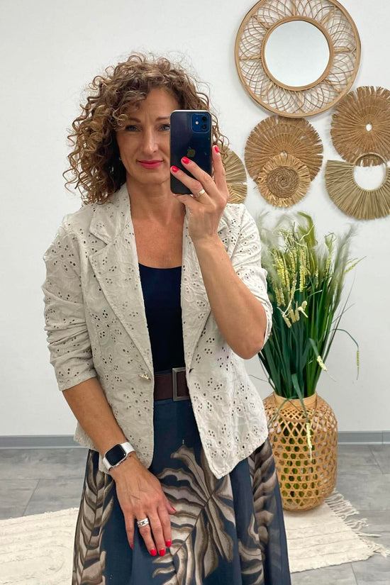 YVETTE - Hímzett kiskabát. Világosbézs