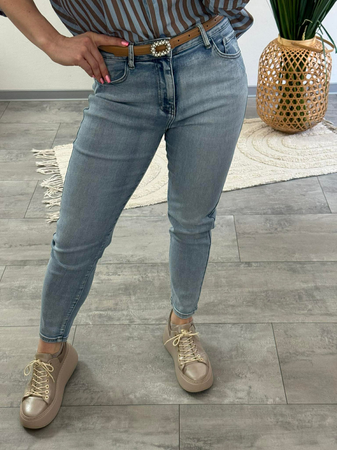 FÉDRA - Mom farmer nadrág. Világos koptatott. FIGYELEM : a fazon miatt érdemes egy számmal kisebbet választani a tökéletes illeszkedésért.