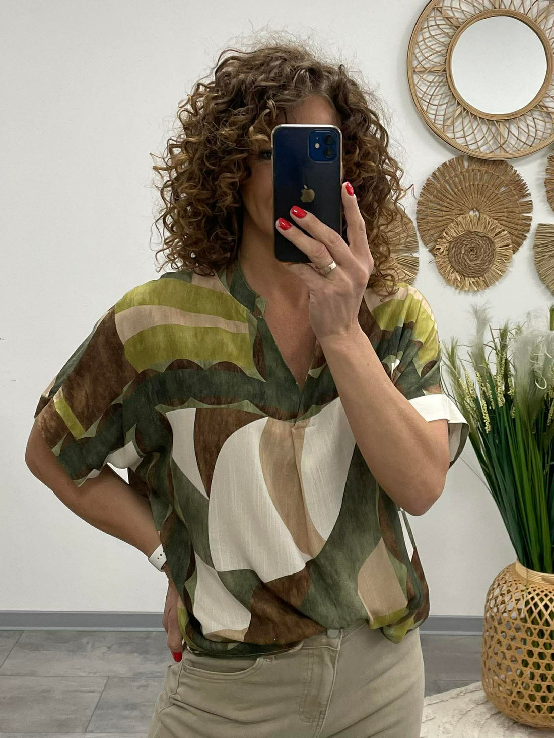 MURIEL - V nyakú laza felső. Khakizöld