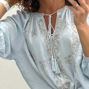 HÉDI - Hímzett blúz. Világoskék