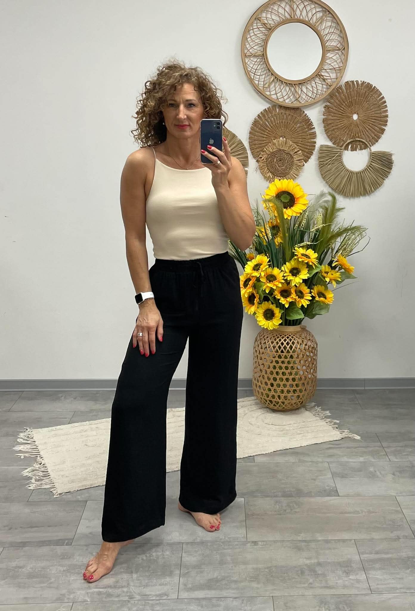 LEYLA - Bő szárú nadrág. Fekete