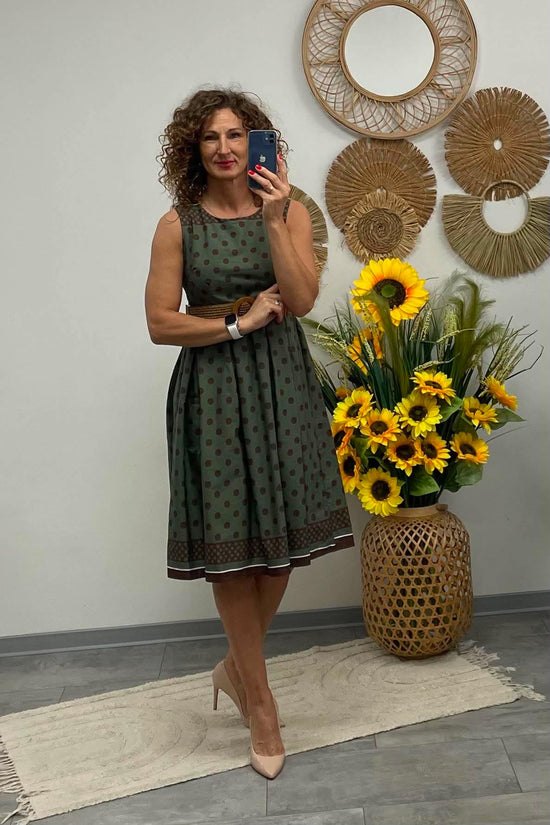 IRINA - Pöttyös ruha. Khakizöld