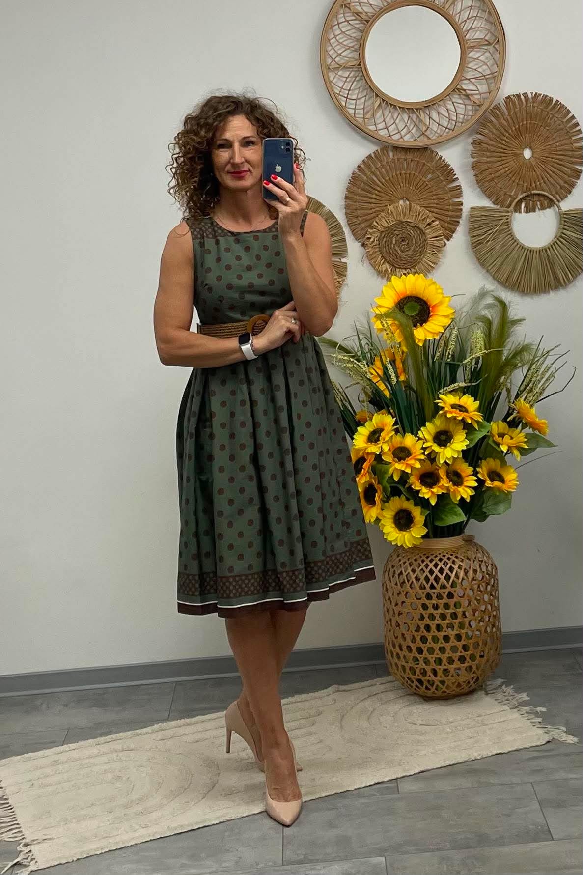 IRINA - Pöttyös ruha. Khakizöld