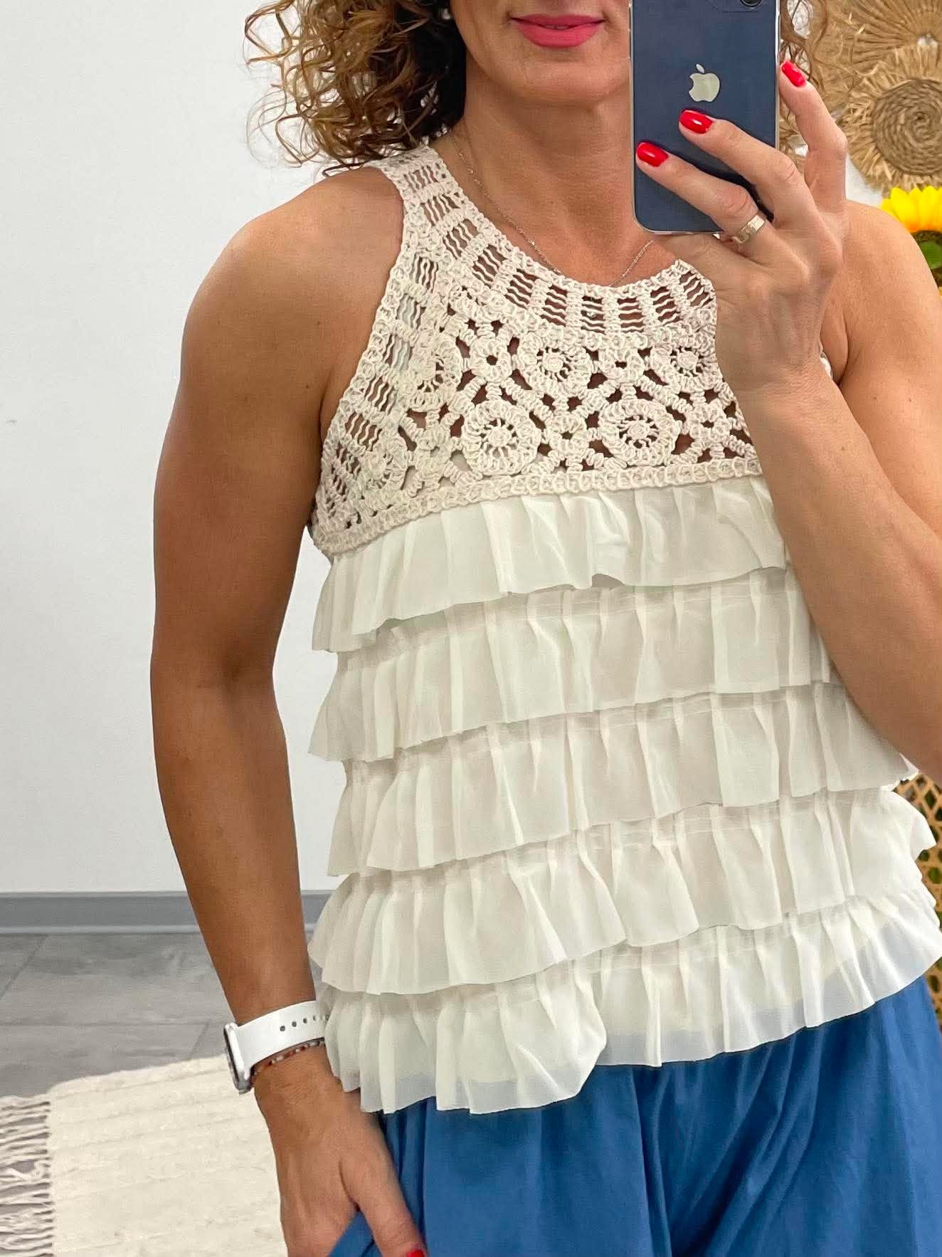 KITTI - Horgolt muszlin fodros top. Bézs
