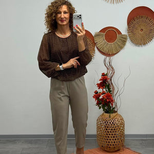 LORI - Húzott aljú blúz. Barna