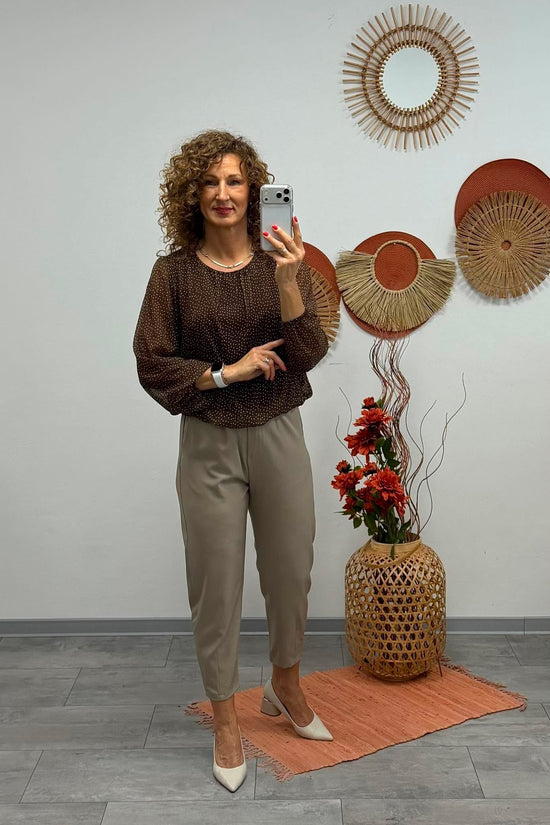 LORI - Húzott aljú blúz. Barna