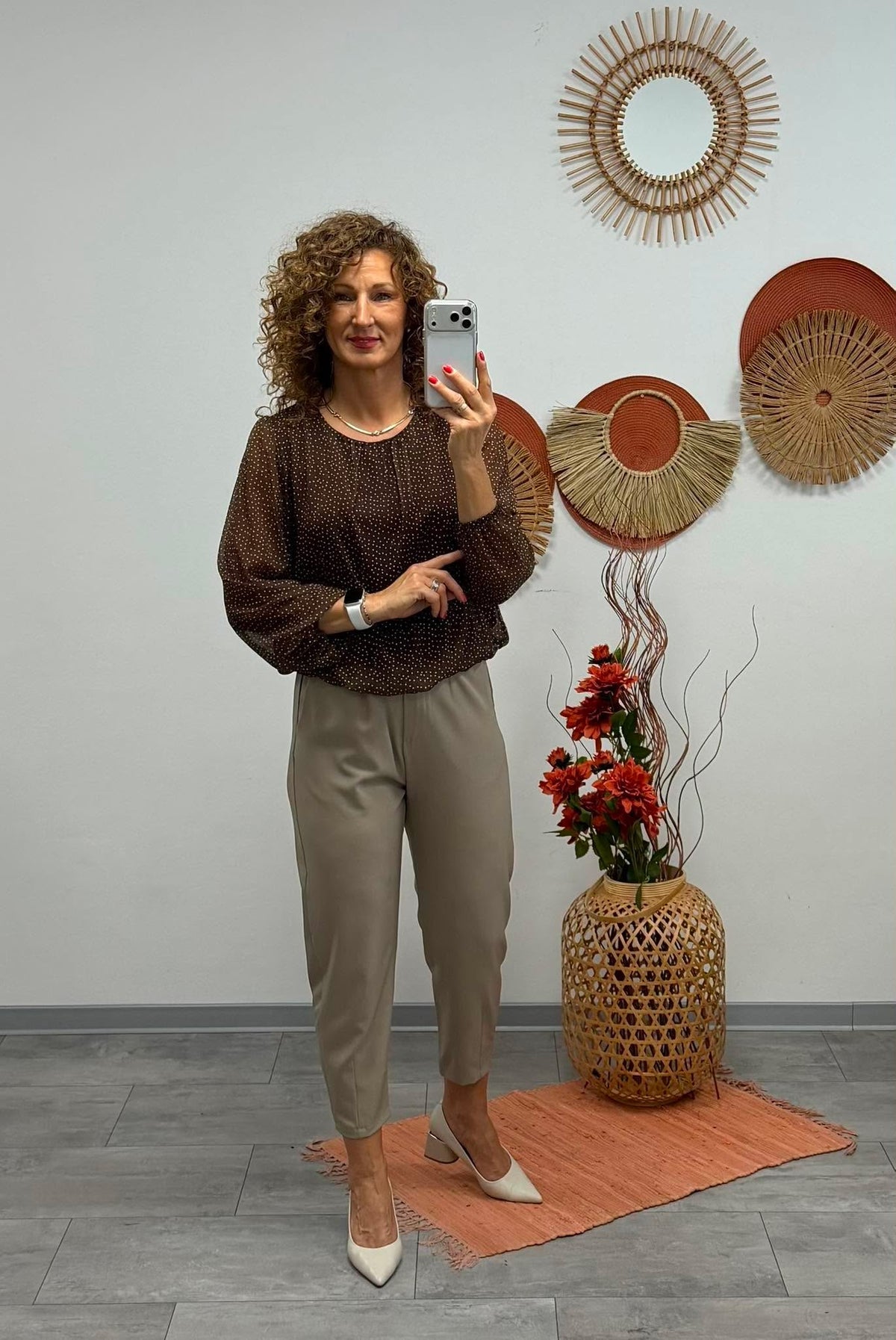 LORI - Húzott aljú blúz. Barna