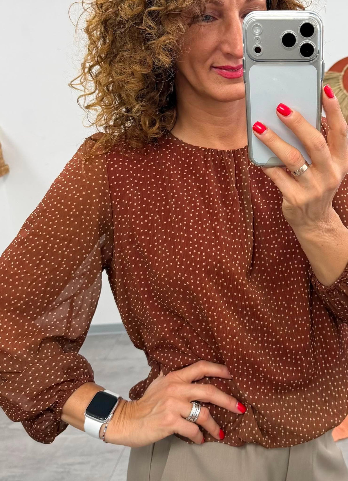 LORI - Húzott aljú blúz. Rozsdabarna