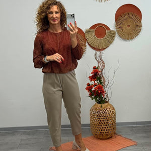 LORI - Húzott aljú blúz. Rozsdabarna