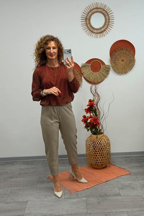 LORI - Húzott aljú blúz. Rozsdabarna