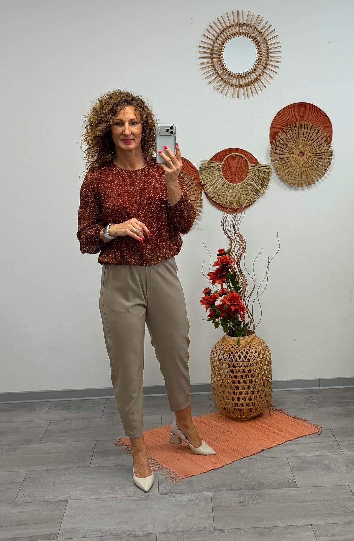 LORI - Húzott aljú blúz. Rozsdabarna