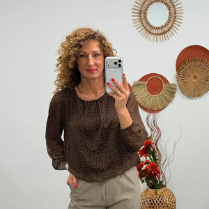 LORI - Húzott aljú blúz. Barna