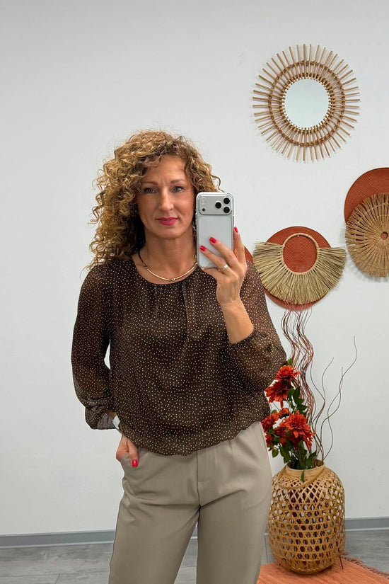 LORI - Húzott aljú blúz. Barna