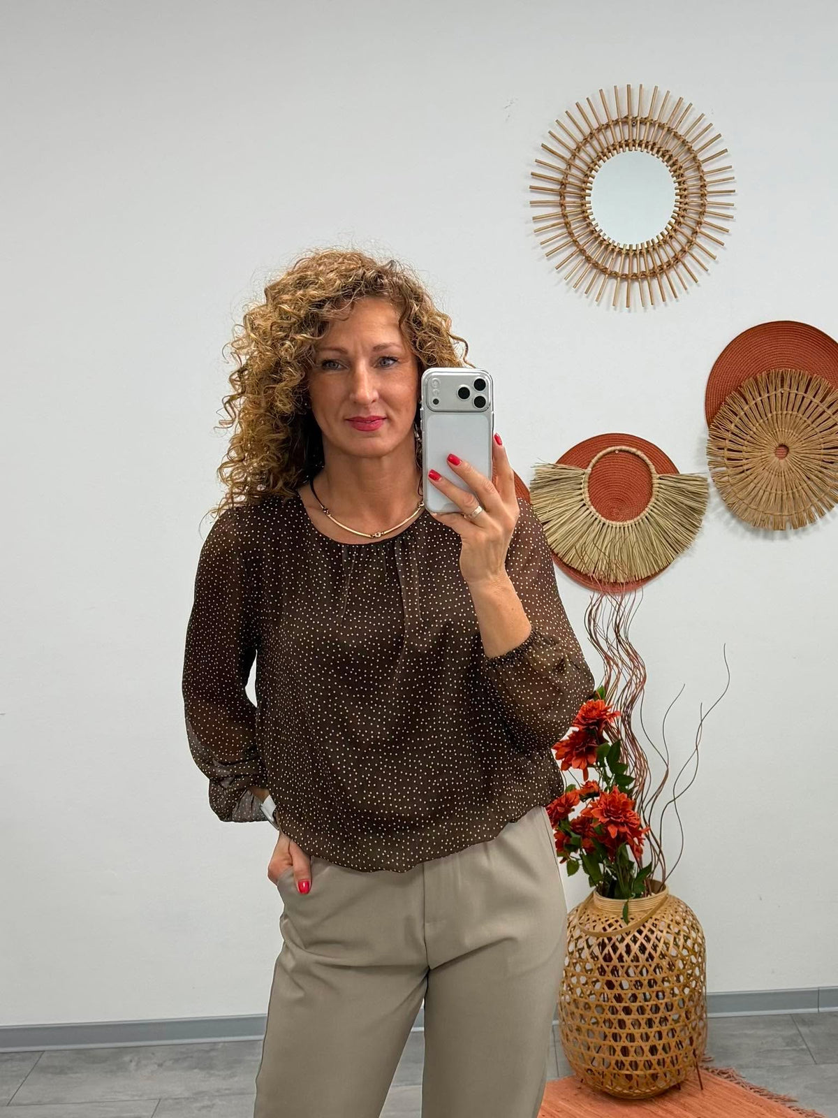 LORI - Húzott aljú blúz. Barna