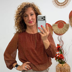 LORI - Húzott aljú blúz. Rozsdabarna