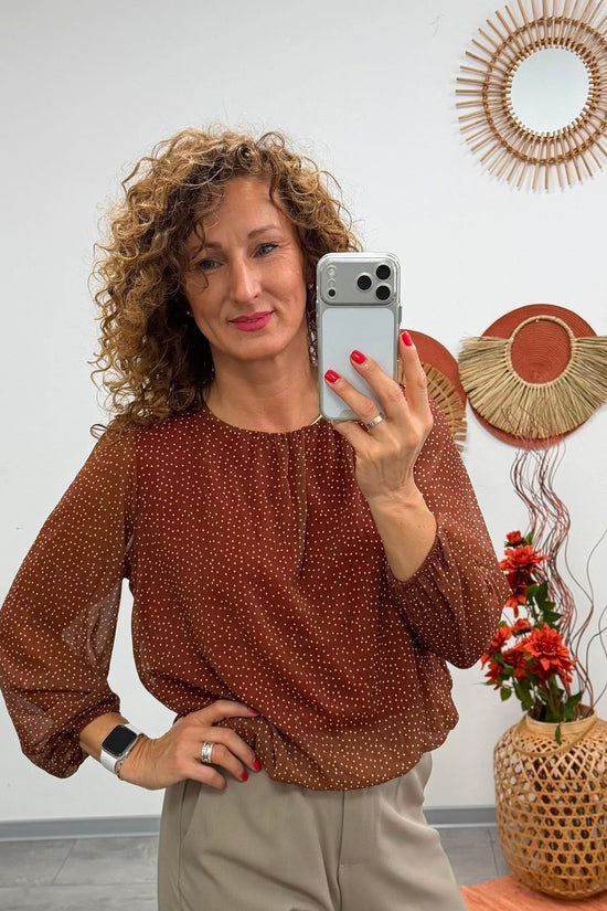 LORI - Húzott aljú blúz. Rozsdabarna