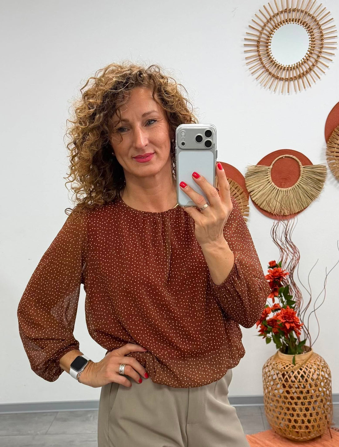 LORI - Húzott aljú blúz. Rozsdabarna