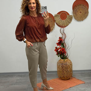 LORI - Húzott aljú blúz. Rozsdabarna