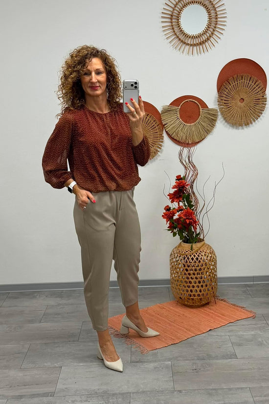 LORI - Húzott aljú blúz. Rozsdabarna