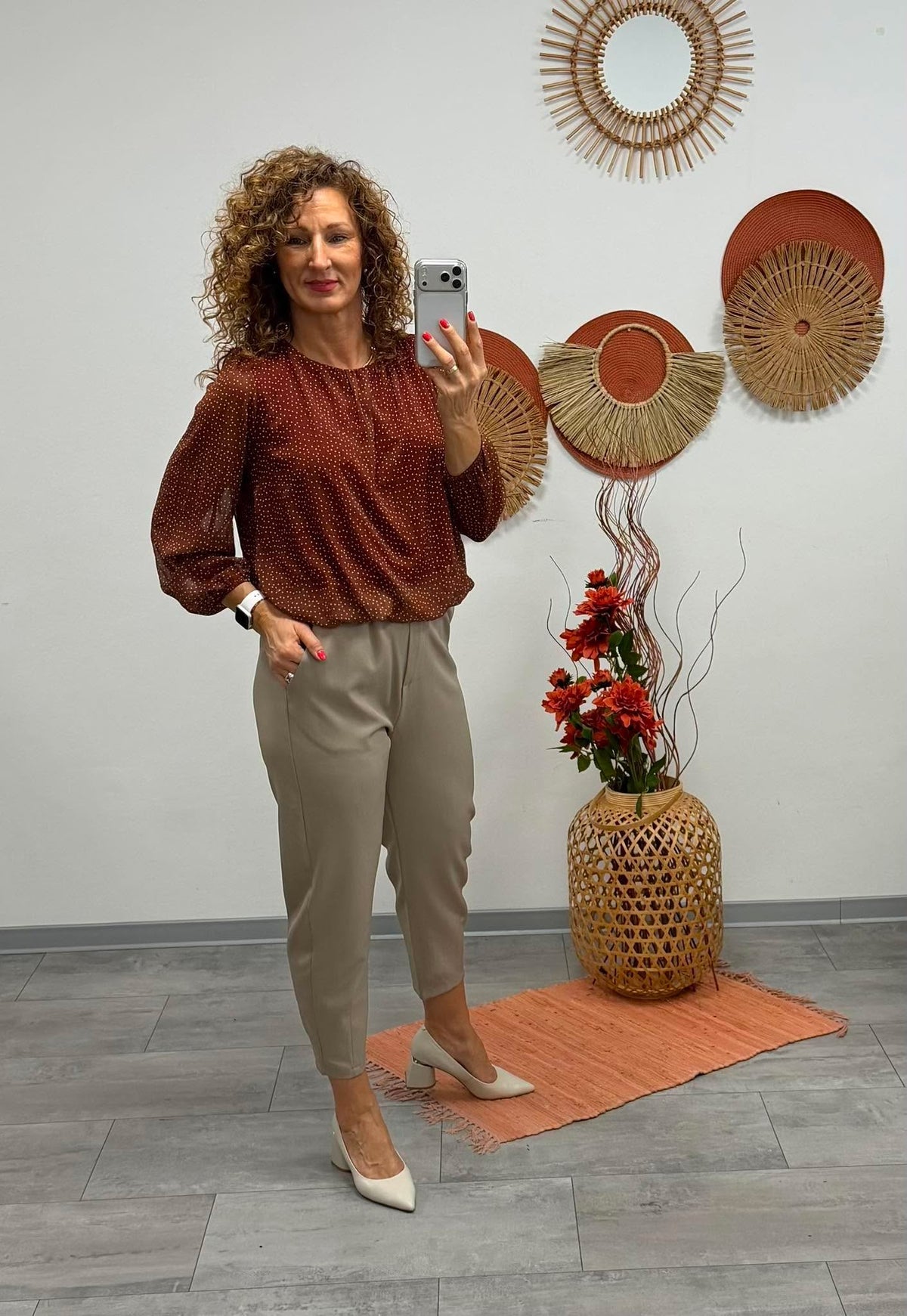 LORI - Húzott aljú blúz. Rozsdabarna