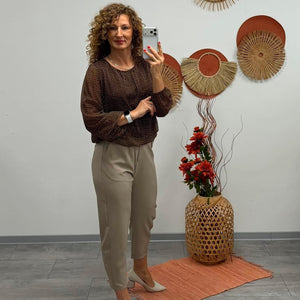 LORI - Húzott aljú blúz. Barna