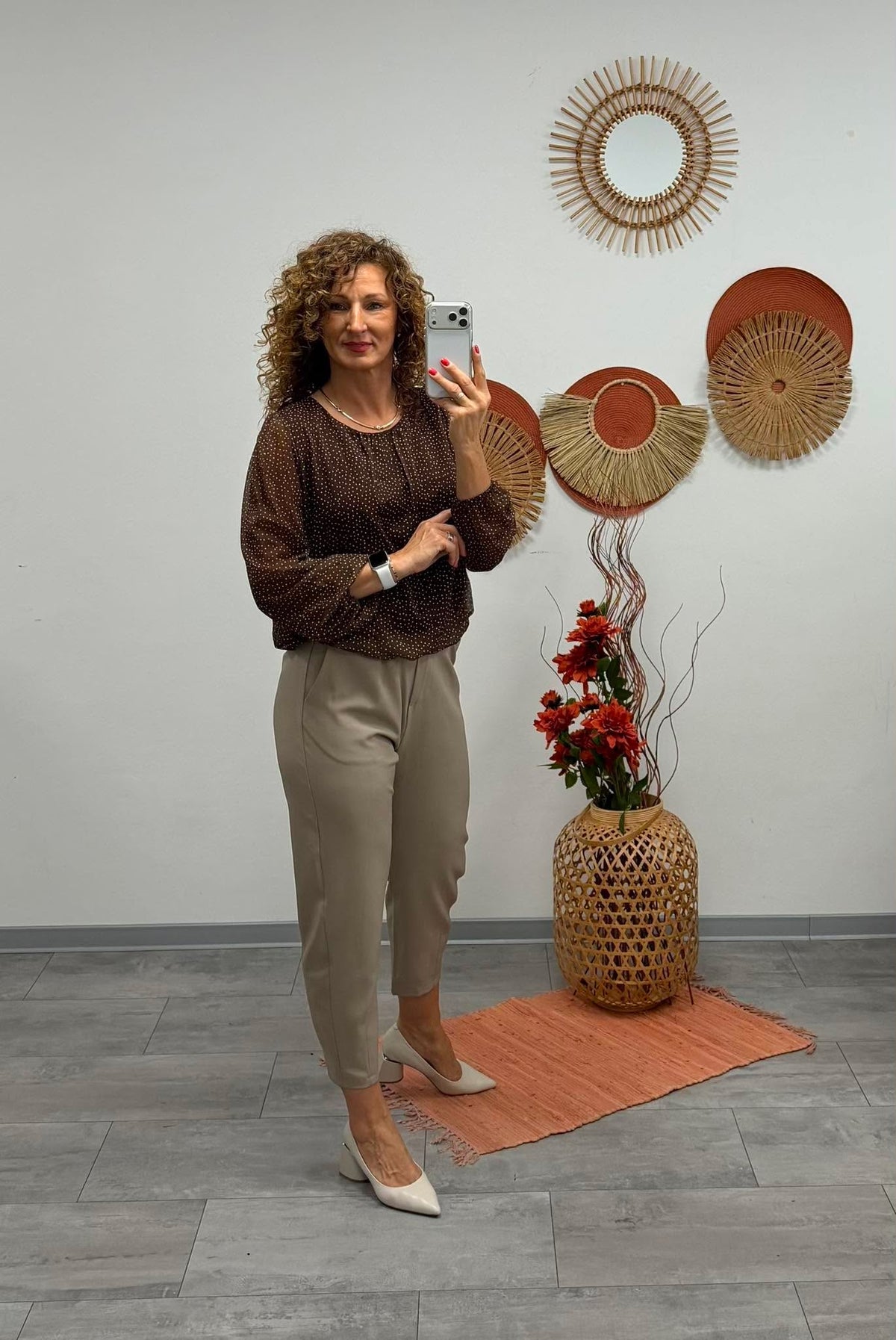 LORI - Húzott aljú blúz. Barna