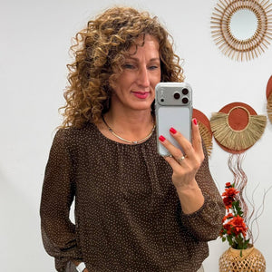 LORI - Húzott aljú blúz. Barna