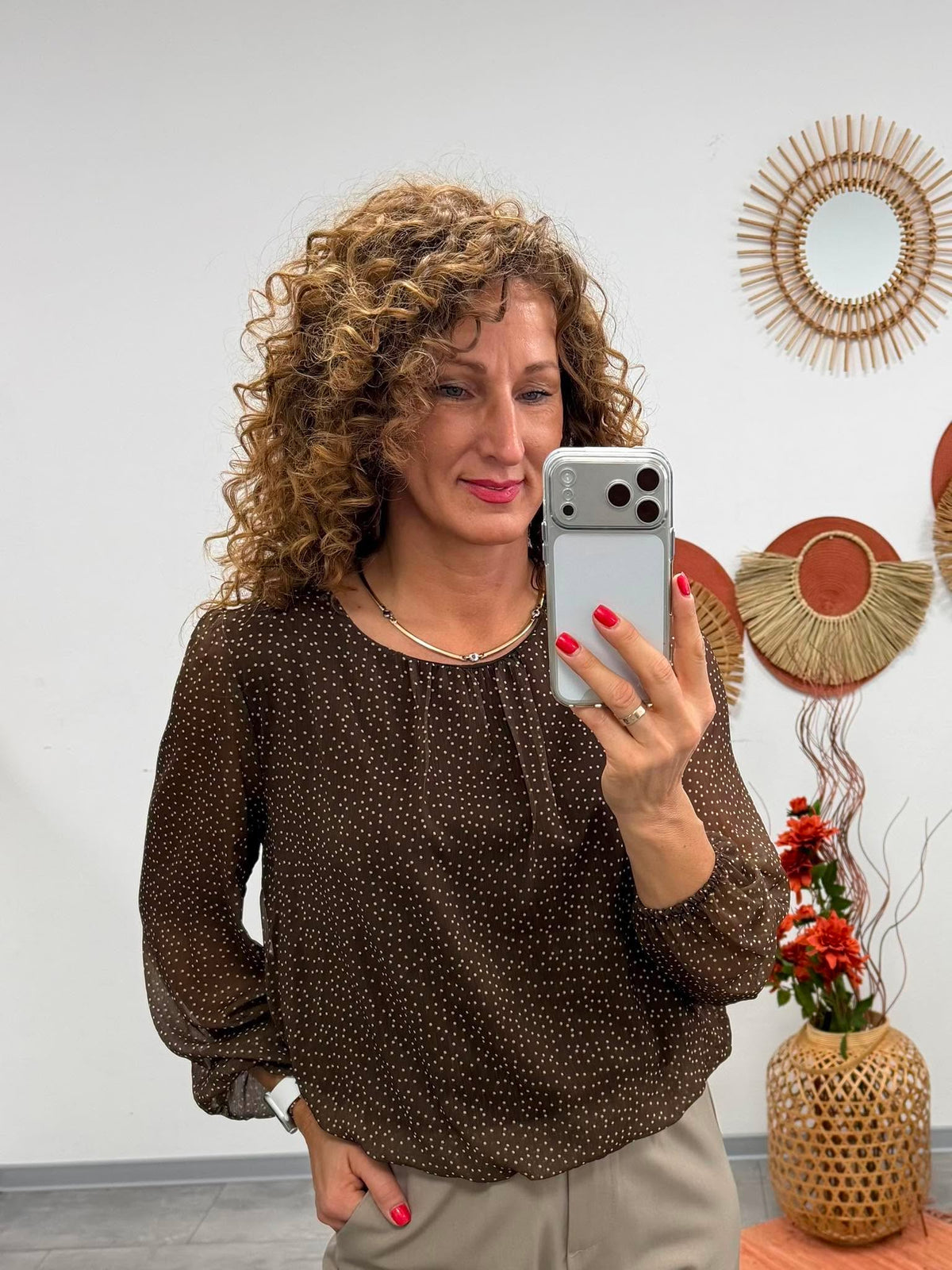 LORI - Húzott aljú blúz. Barna