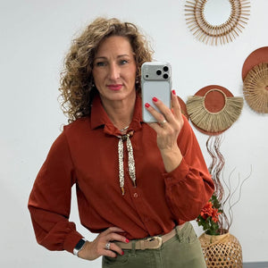 JUTTA - Elegáns blúz. Rozsdabarna
