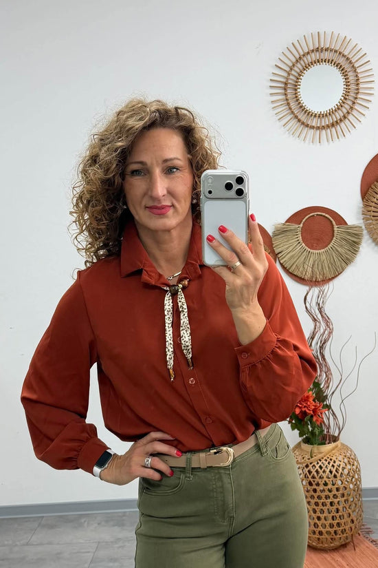 JUTTA - Elegáns blúz. Rozsdabarna