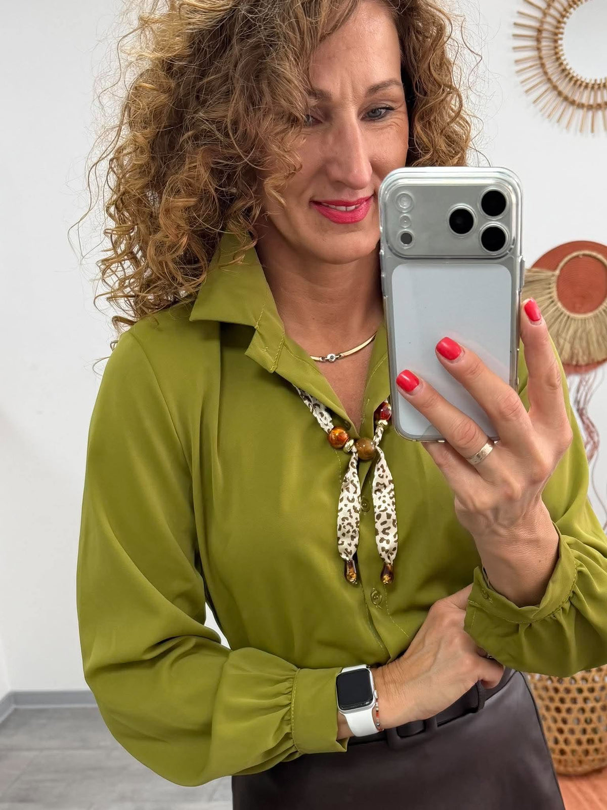 JUTTA - Elegáns blúz. Kivizöld
