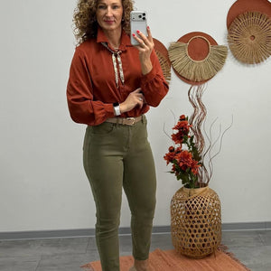 JUTTA - Elegáns blúz. Rozsdabarna