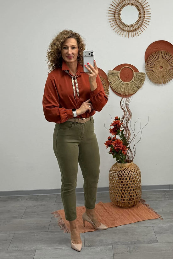 JUTTA - Elegáns blúz. Rozsdabarna