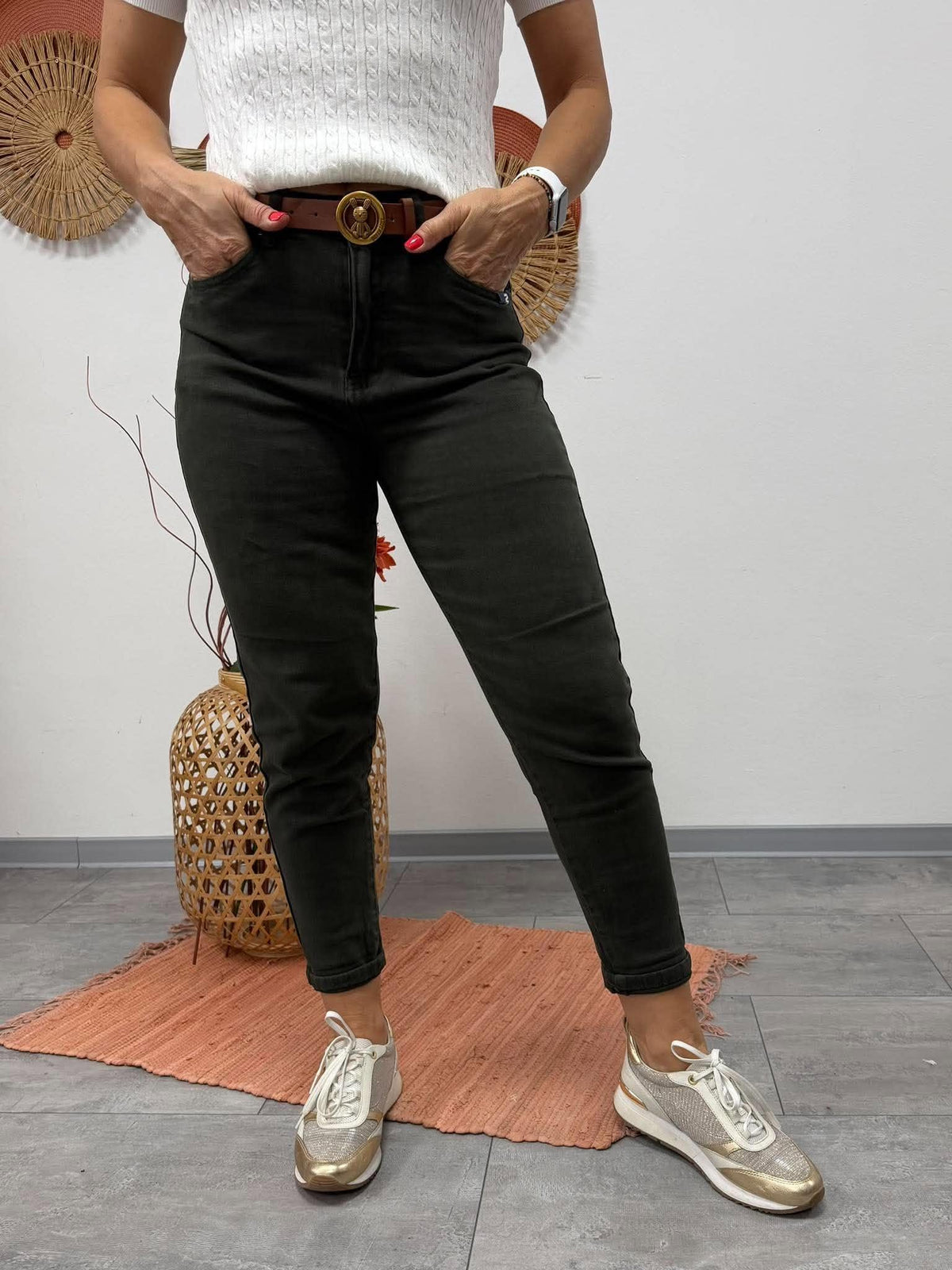 BELLA - Mom jeans. Khakizöld