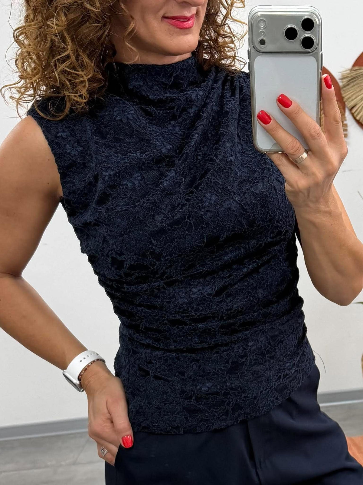 ESTELLE - Ejtett nyakú csipke felső. Sötétkék