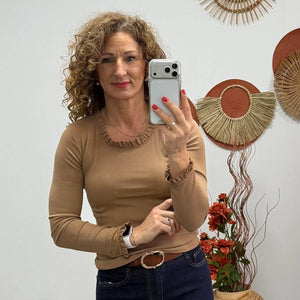 TÍRIA - Bordás fodros nyakú póló. Tejcsoki barna