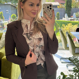 LARISSA - Karcsúsított blézer. Barna