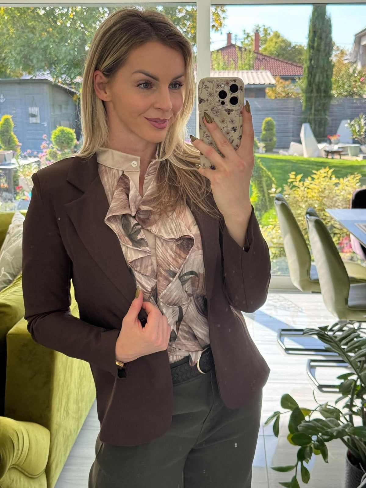 LARISSA - Karcsúsított blézer. Barna