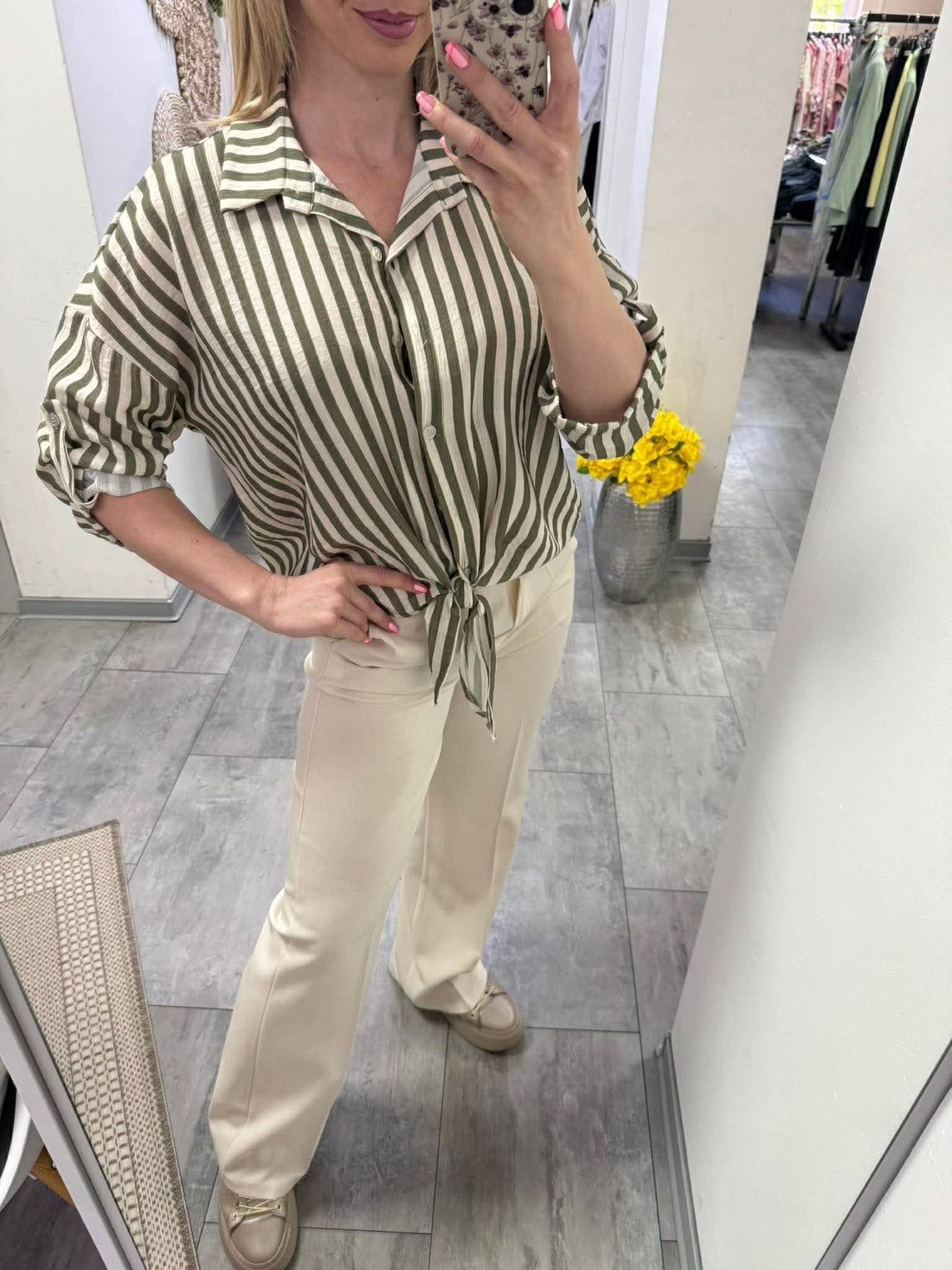 HELGA - Elől kötős laza blúz. Khakizöld