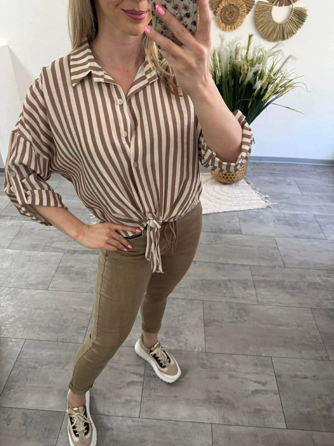 HELGA - Elől kötős laza blúz. Bézs